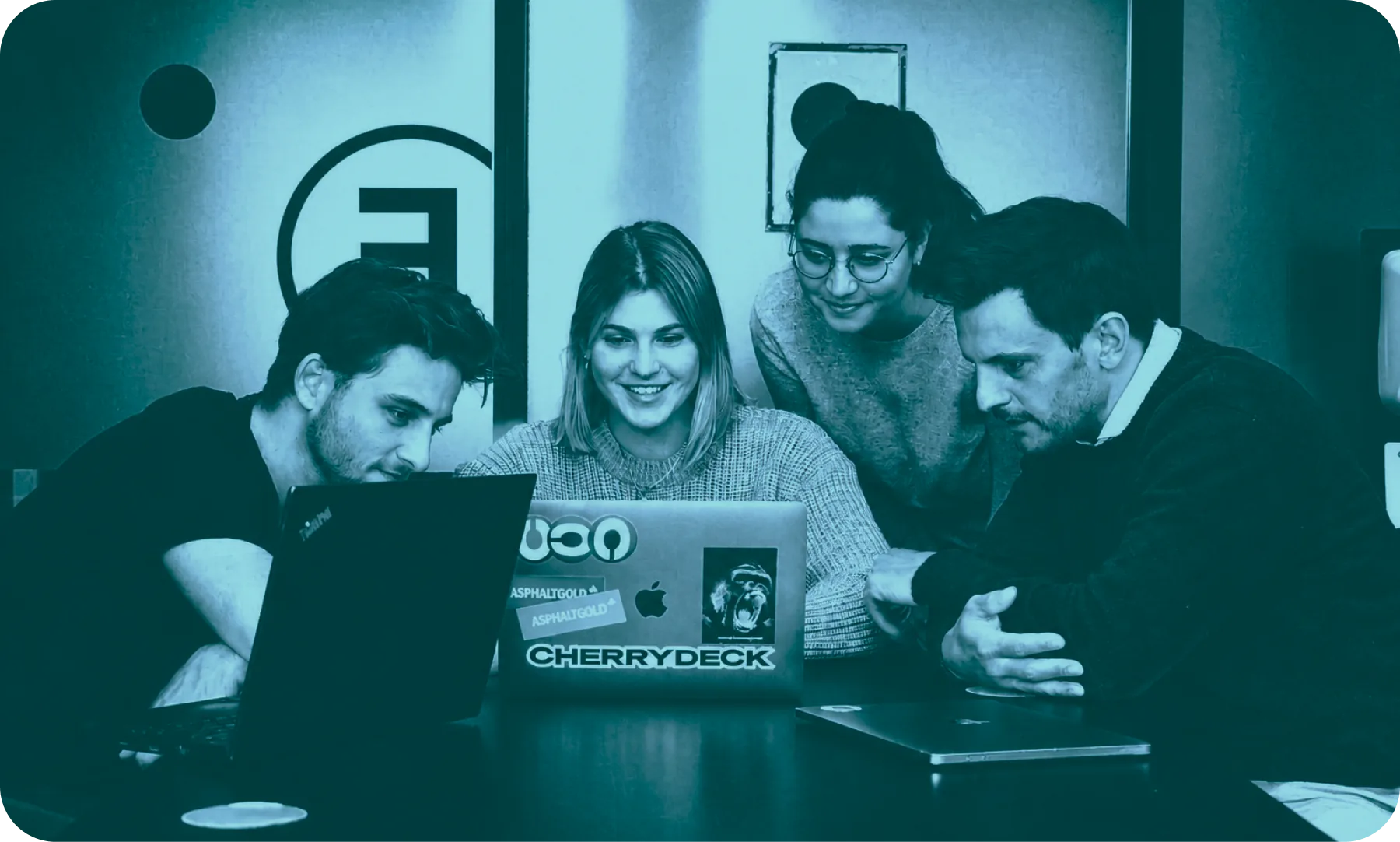 Team bespricht einen Projektplan am Laptop